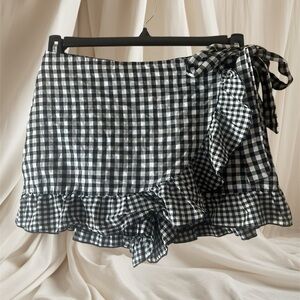 Black and white gingham mini skirt with ruffles and tie detail #miniskirt #skort